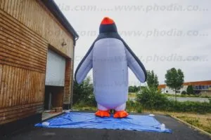 Pingouin géant sur le toit du sea life à Val d'europe pour annoncer l'arrivée des manchots