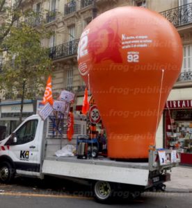 montgolfière publicitaire auto-ventilée ou montgolfiere ventilée pendant manifestation à Paris en novembre 2017
