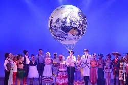 Ballon hélium en forme de planisphère de 2m lors d'un spectacle
