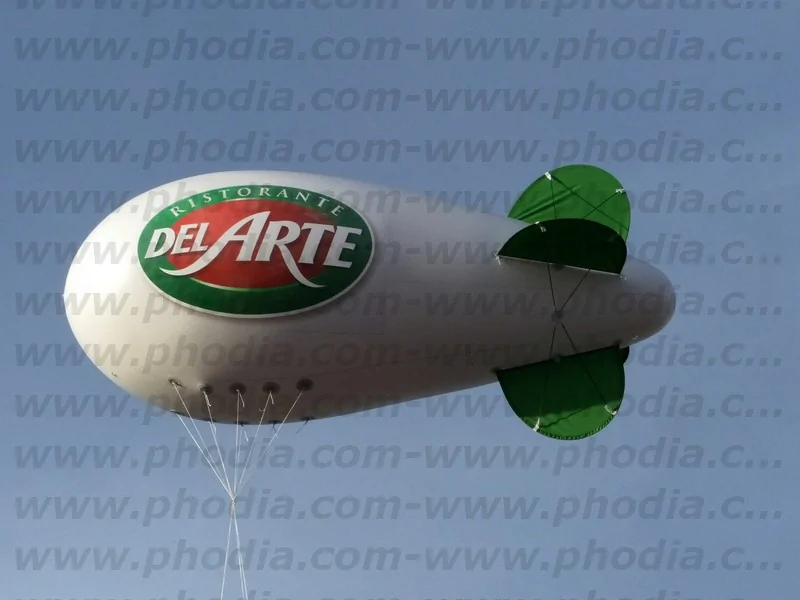 Gros ballon dirigeable au dessus d'un restaurant Del arté