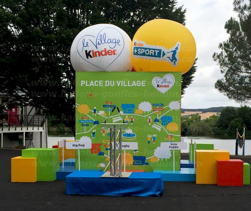 inauguration village kinder avec un gros ballon publicitaire géant de 2m50