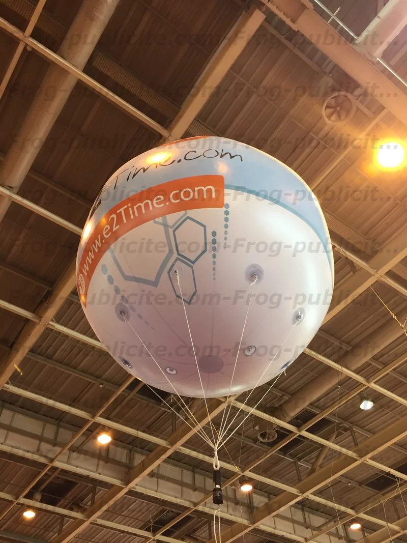 ballon hélium 2 time de 2m en l'air dans un salon