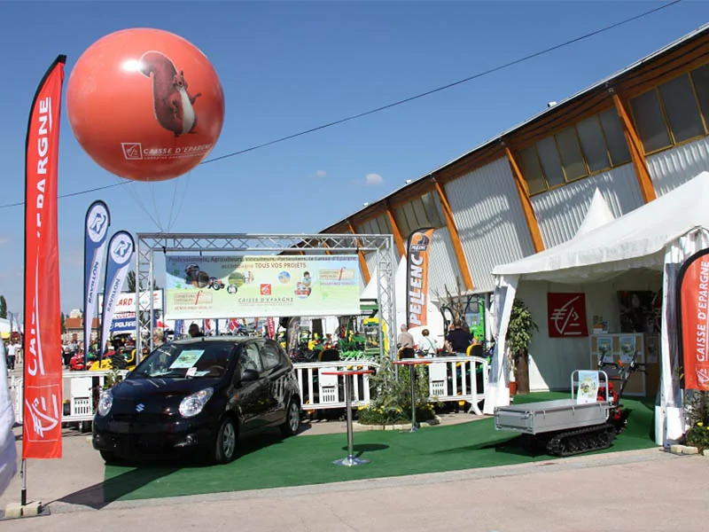 sphere 2.5m caisse d'épargne sur un salon