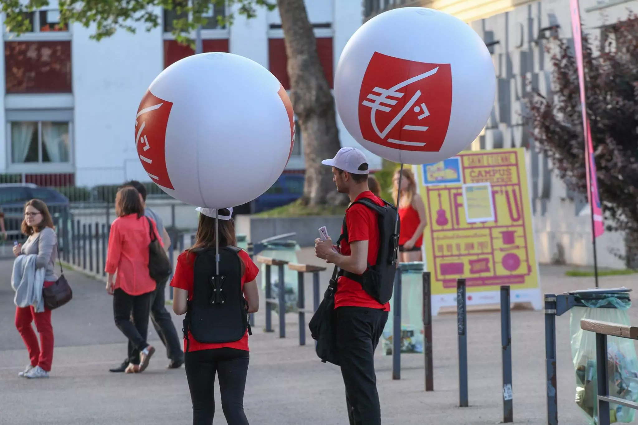2 ballons sac à os street markéting caisse épargne
