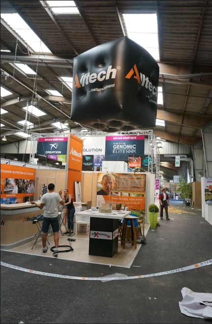 cube publicitaire noir alltech hélium dans un salon intérieur