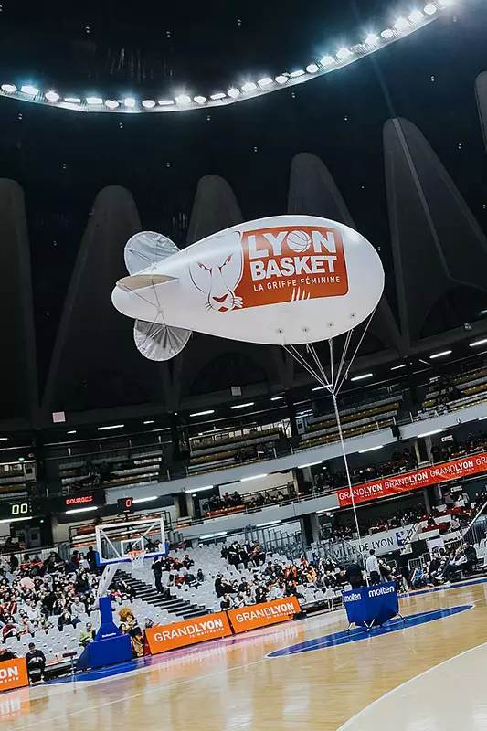 dirigeable hélium en intérieur pour un match