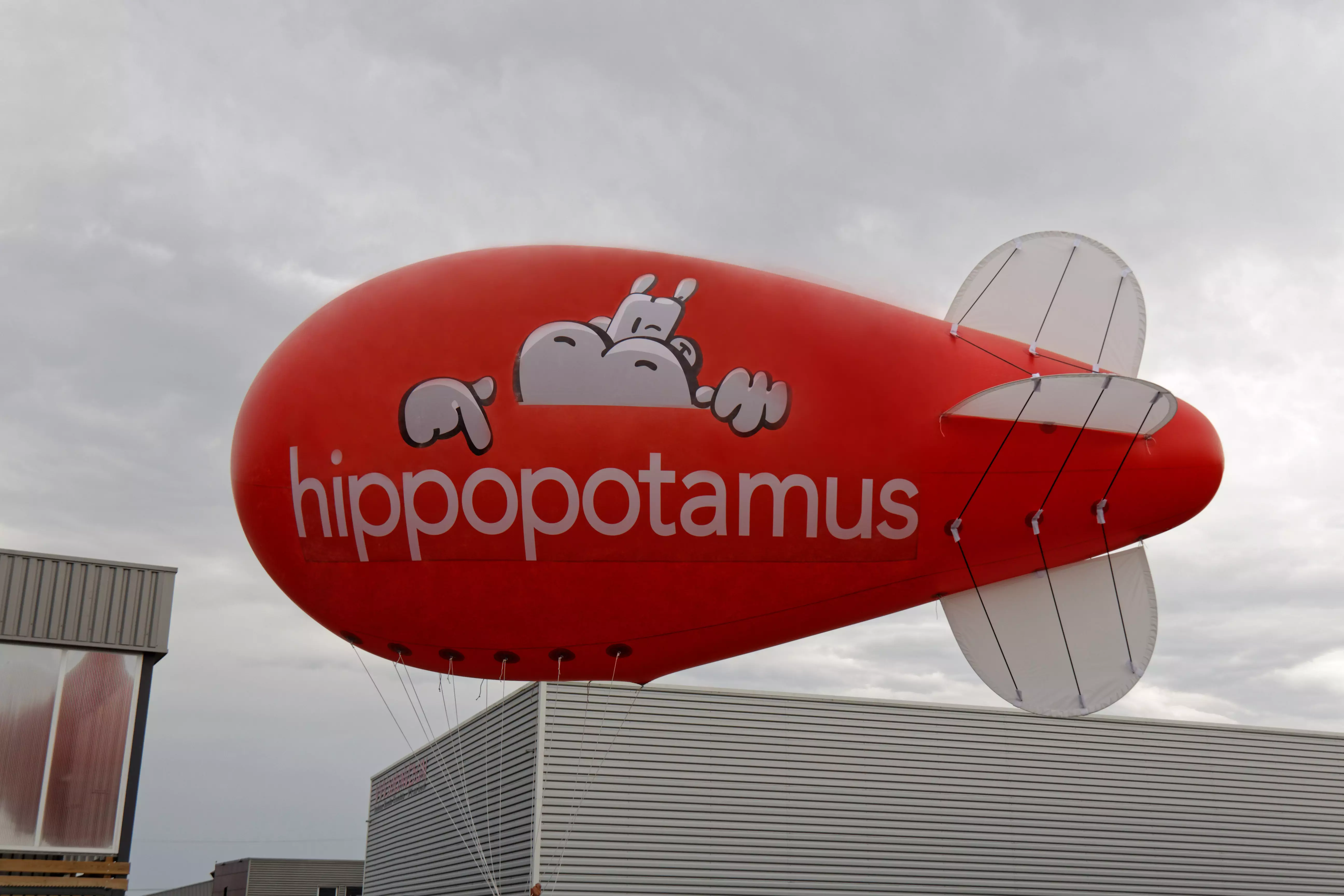 dirigeable hélium orange hippopotamus sur le toit